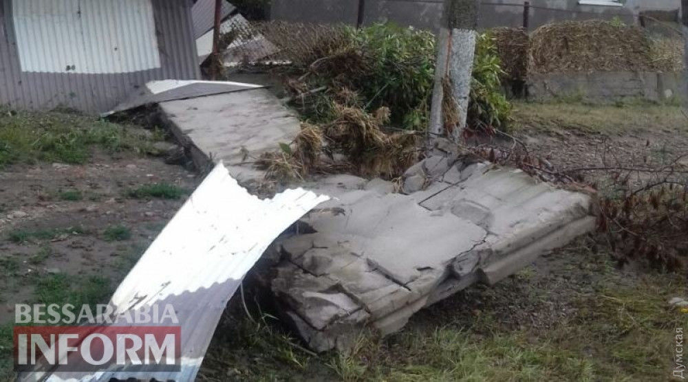 Селевой поток под Одессой убил мужчину и смыл с дороги авто с туристами