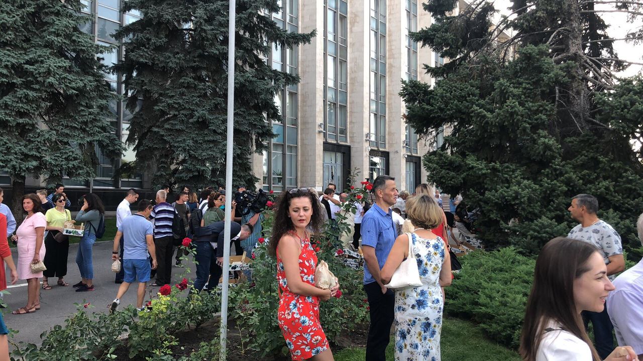 В День независимости Молдовы в центре столицы граждан угощали виноградом