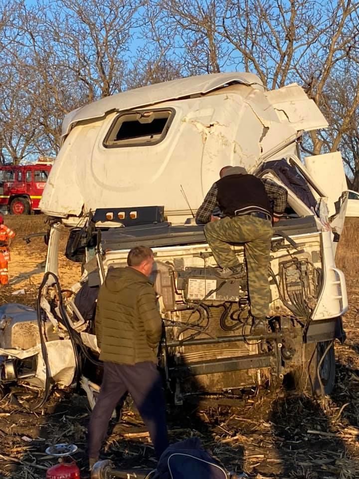 В Сынжерейском районе произошла серьезная авария: перевернулся грузовик
