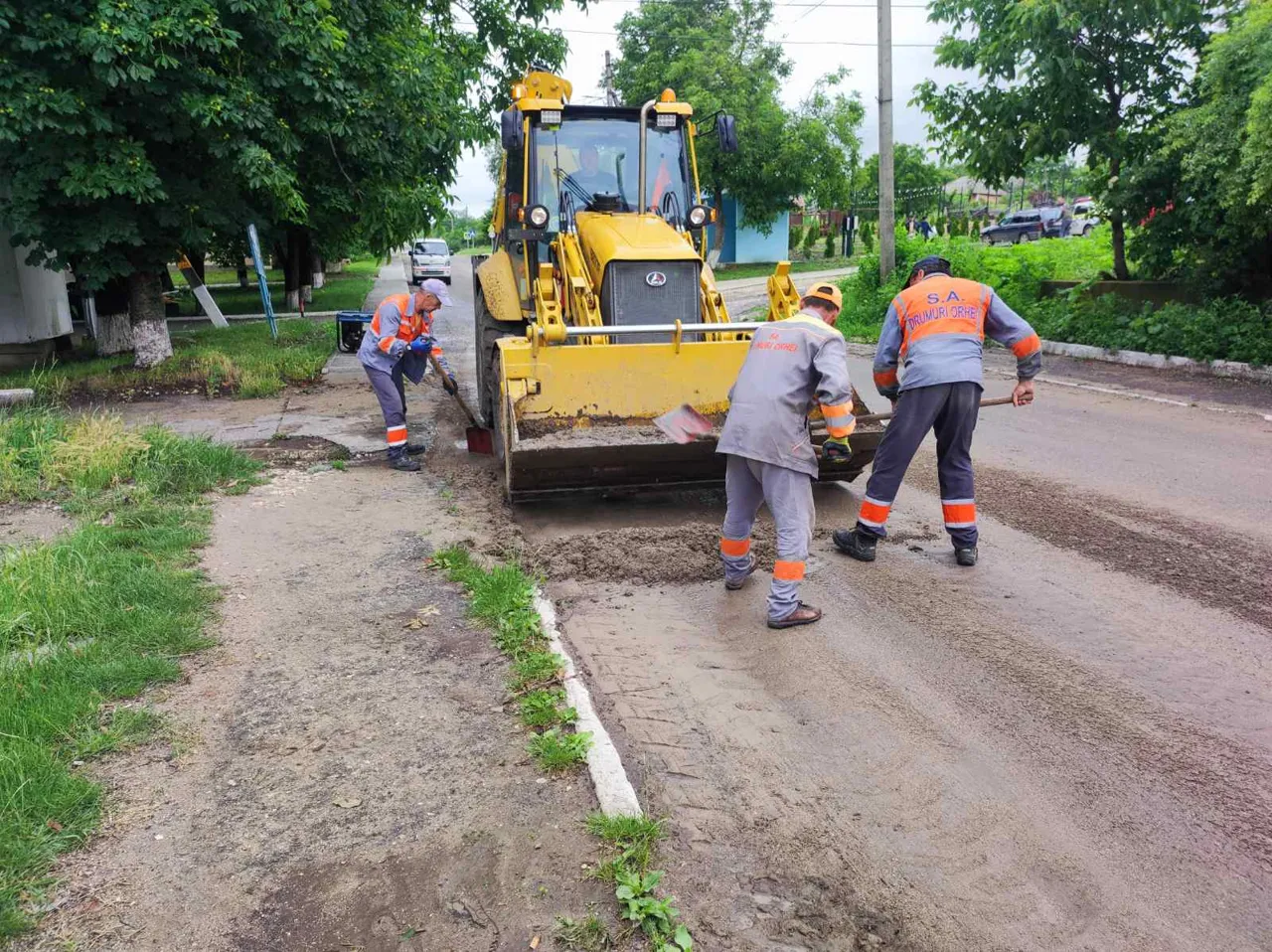 Дорожные службы расчищают трассы Молдовы после непогоды