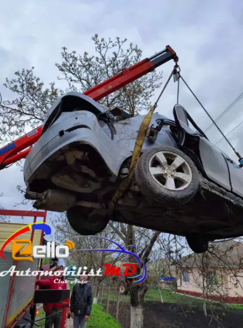Серьезное ДТП в Сынжерее: BMW врезался в дерево