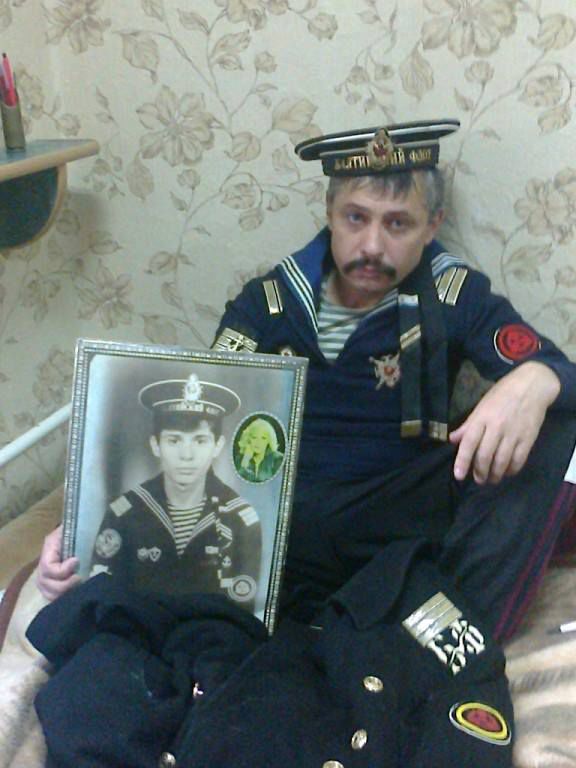 Борец с "русскими свиньями" позировал в бескозырке Балтийского флота