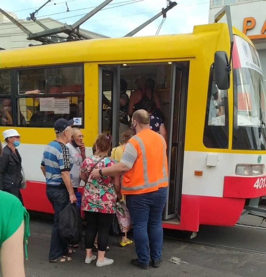 В Одессе рассадку пассажиров в транспорте контролируют «посадочные команды»