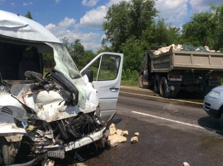 Accident violent în satul Ratuș. Un microbuz marfar a intrat în plin într-un camion