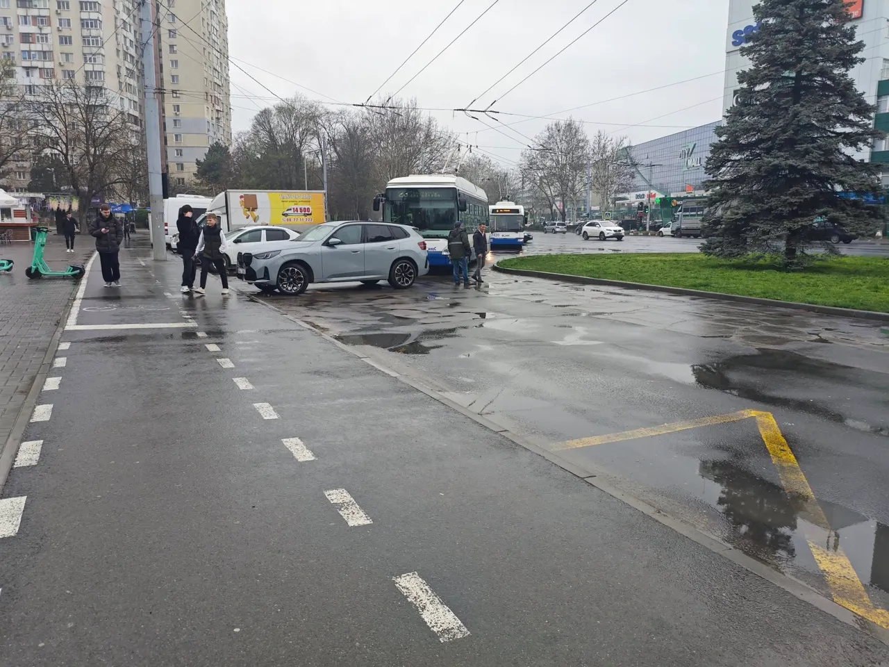В Кишиневе встали троллейбусы из-за автохама на BMW