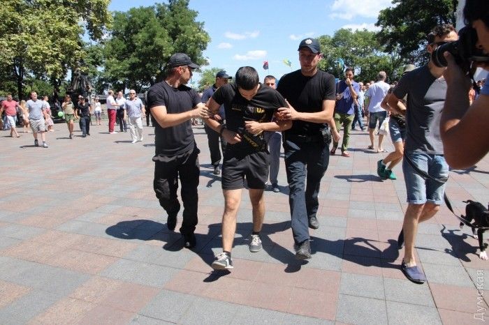 Савченко пытались закидать яйцами в Одессе