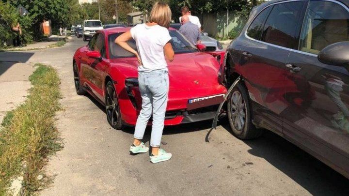 В Кишиневе произошла цепная авария с участием двух автомобилей Porsche