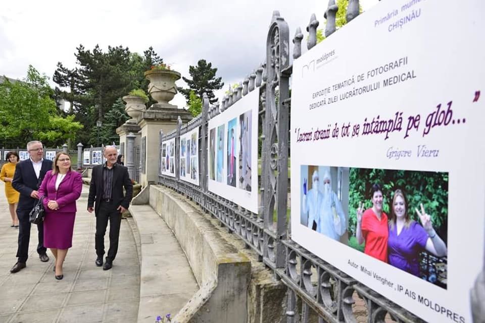 В столице открылась фотовыставка, посвященная Дню медицинского работника
