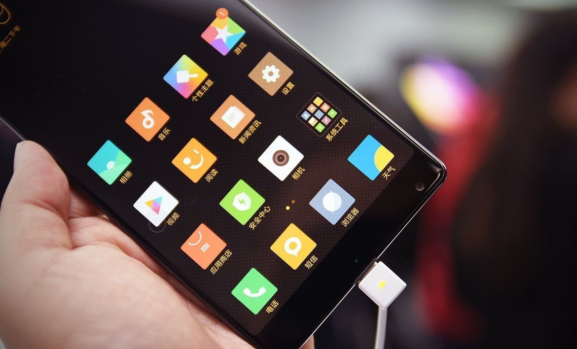 Появились "живые" фото планшетофона Xiaomi Mi MIX