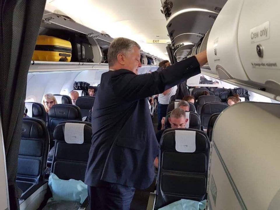 Порошенко заметили в рейсовом самолёте Лондон - Киев