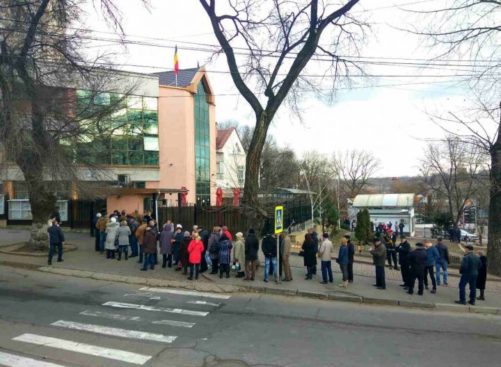 Молдаване с румынским гражданством стояли в очередях на избирательных участках