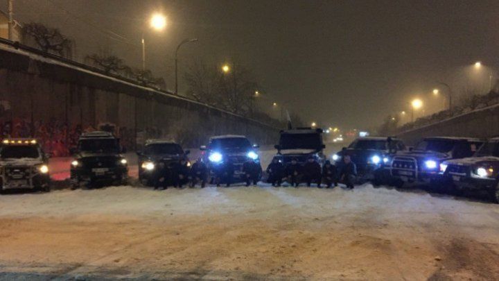 Десятки столичных добровольцев помогли водителям, которые застряли ночью в снегу