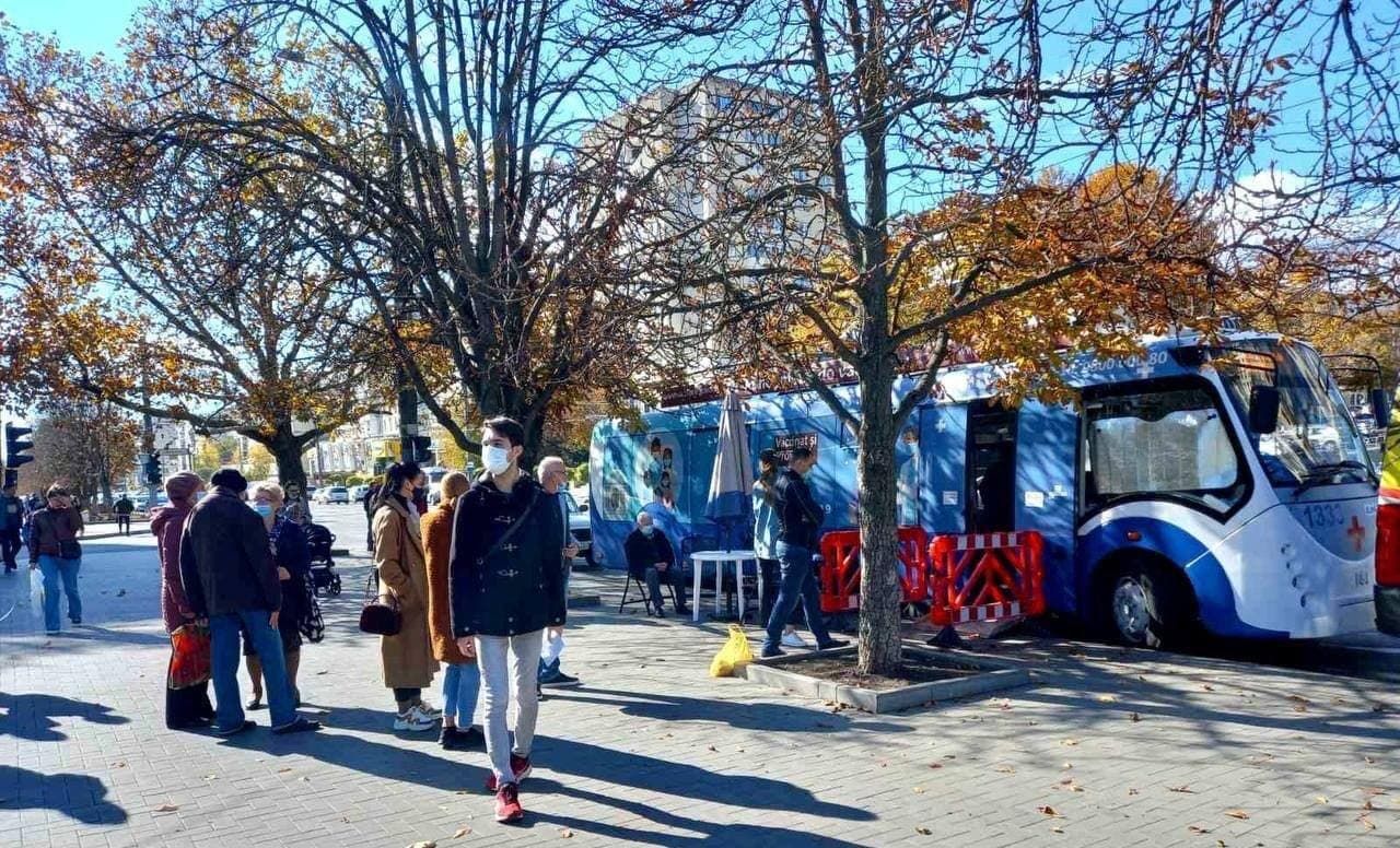 На Рышкановке образовалась очередь возле мобильного пункта вакцинации