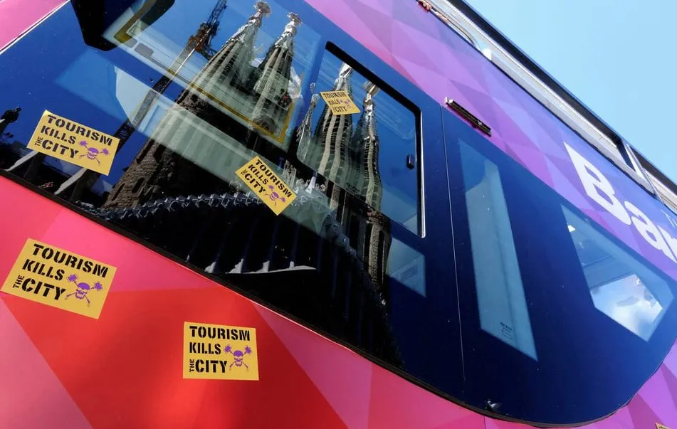 Spania vrea să combată afluxul de turiști cu o nouă taxă pe chiriile pe termen scurt