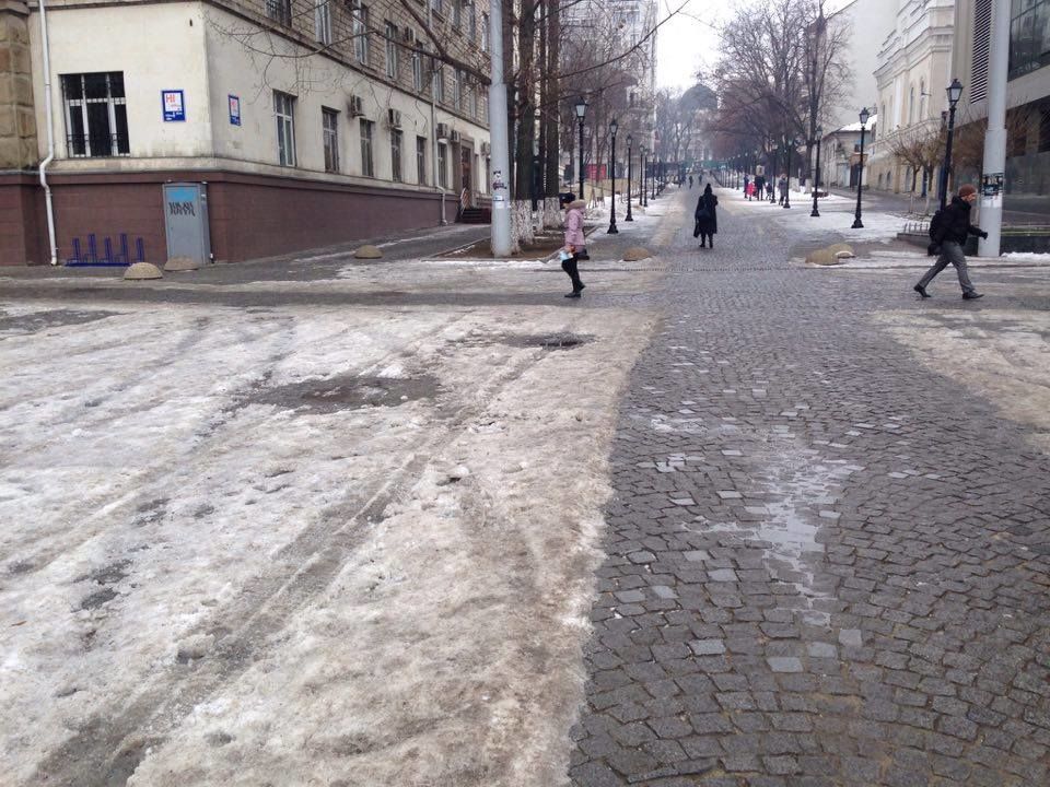 Dezastru pe strada pietonală din Chișinău: Mormane de gunoaie ies de sub zăpadă