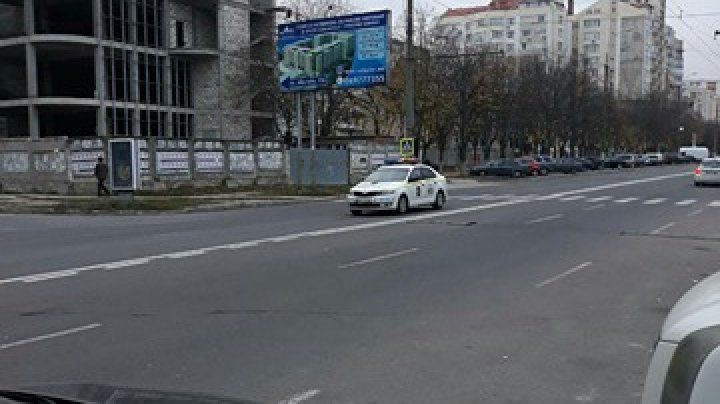 O mașină de poliție, surprinsă în timp ce mergea ziua cu farurile stinse