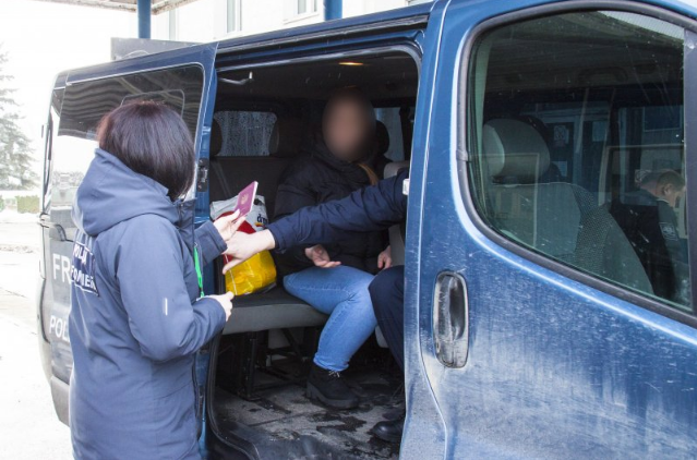 Румыния экстрадировала в Молдову женщину, причастную к торговле людьми
