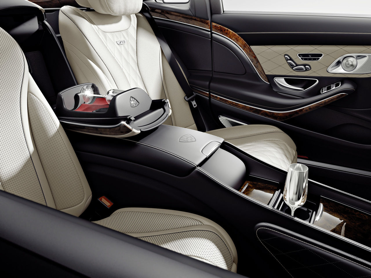 Mercedes-Maybach S-Class научили проецировать картинки на дорогу