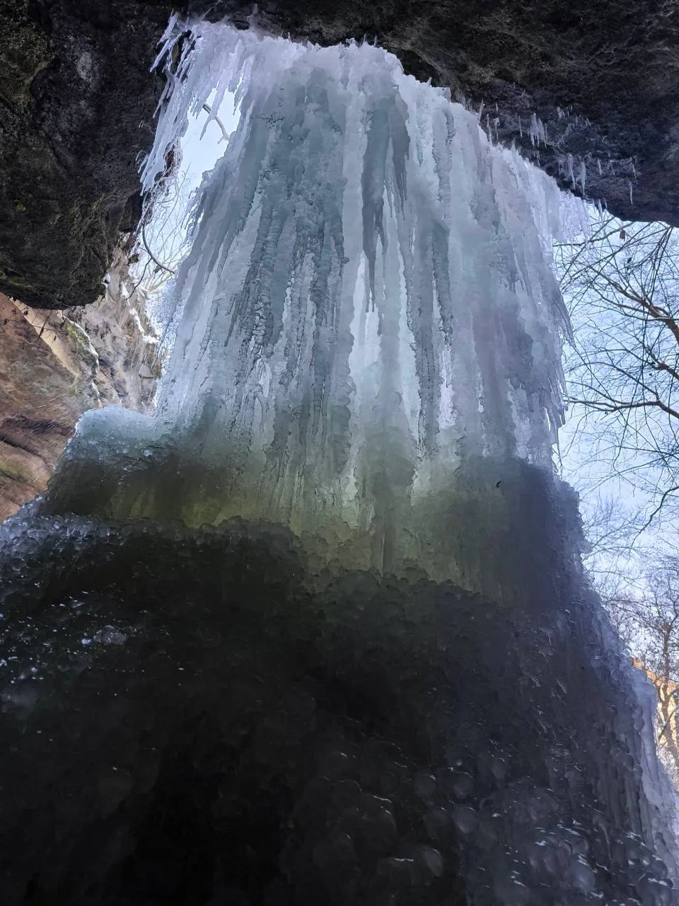 Cascada de la Mănăstirea Saharna a înghețat complet