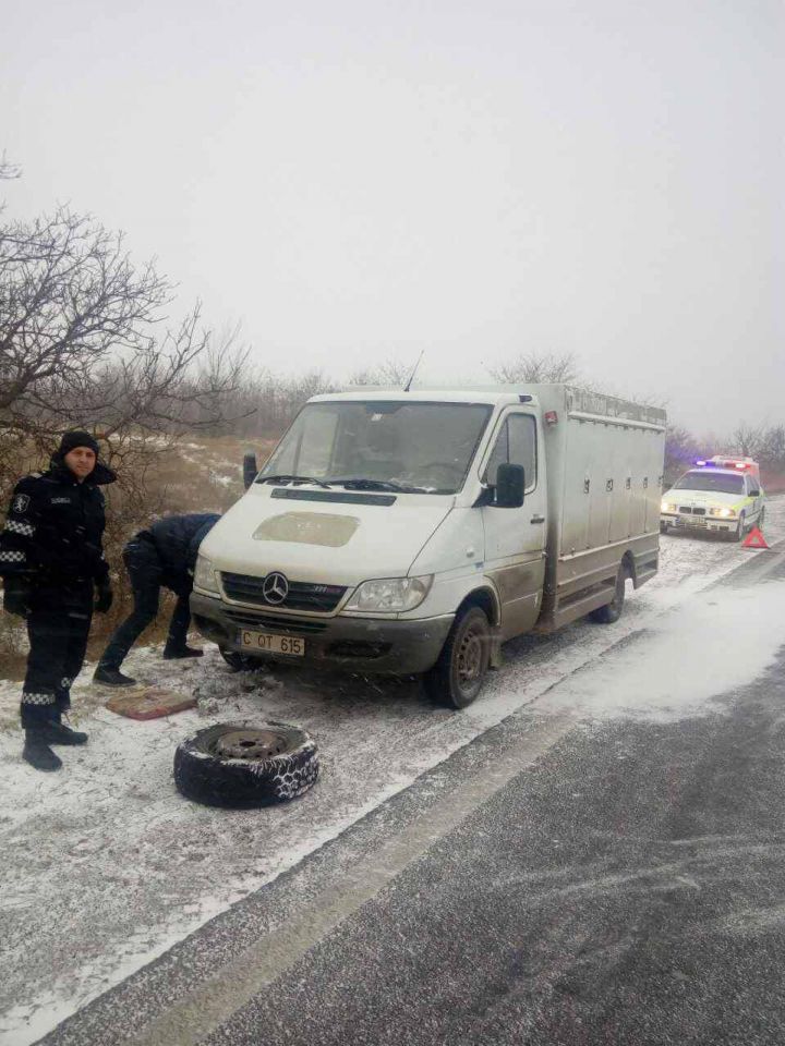 Drumuri înzăpezite. Poliţiştii de patrulare acordă ajutor conducătorilor auto