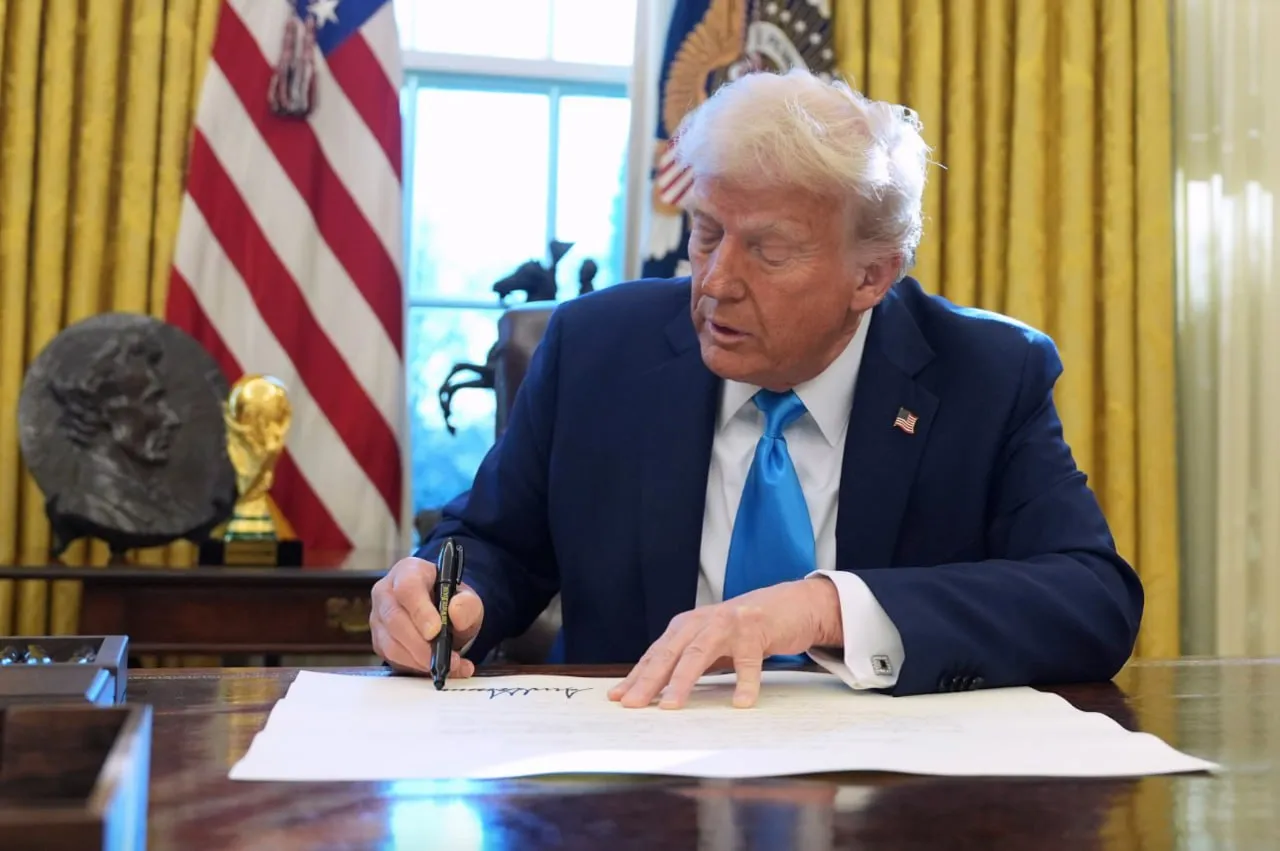 În biroul lui Donald Trump de la Casa Albă a apărut o Cupă Mondială la fotbal