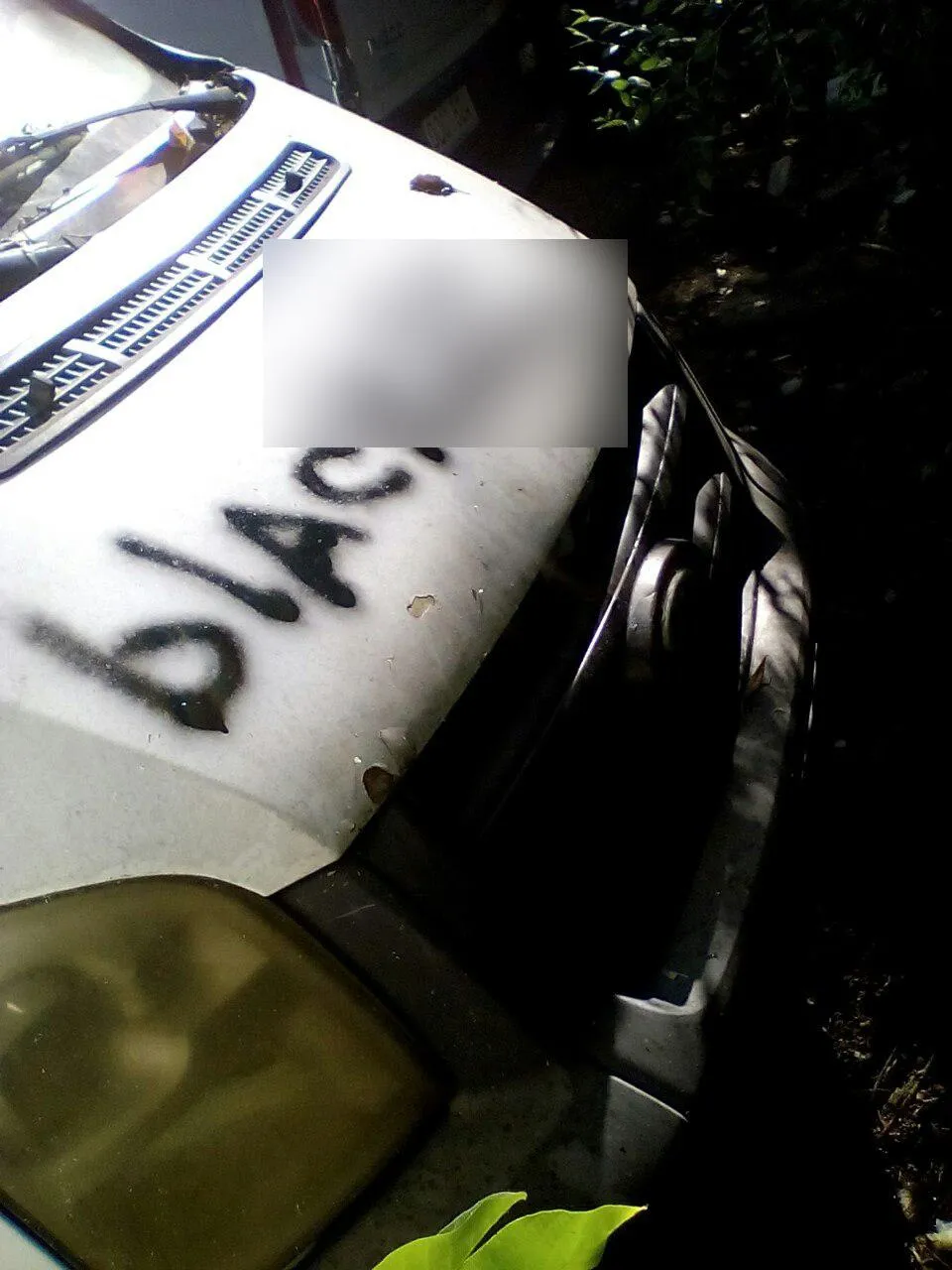 Mai multe mașini din Capitală, vandalizate: Reclame pentru magazine online de droguri