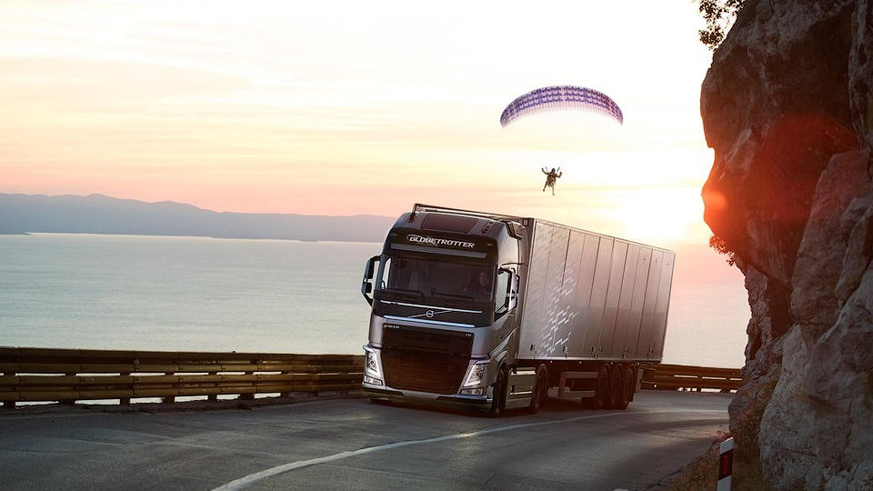Volvo испытала грузовик с помощью параплана