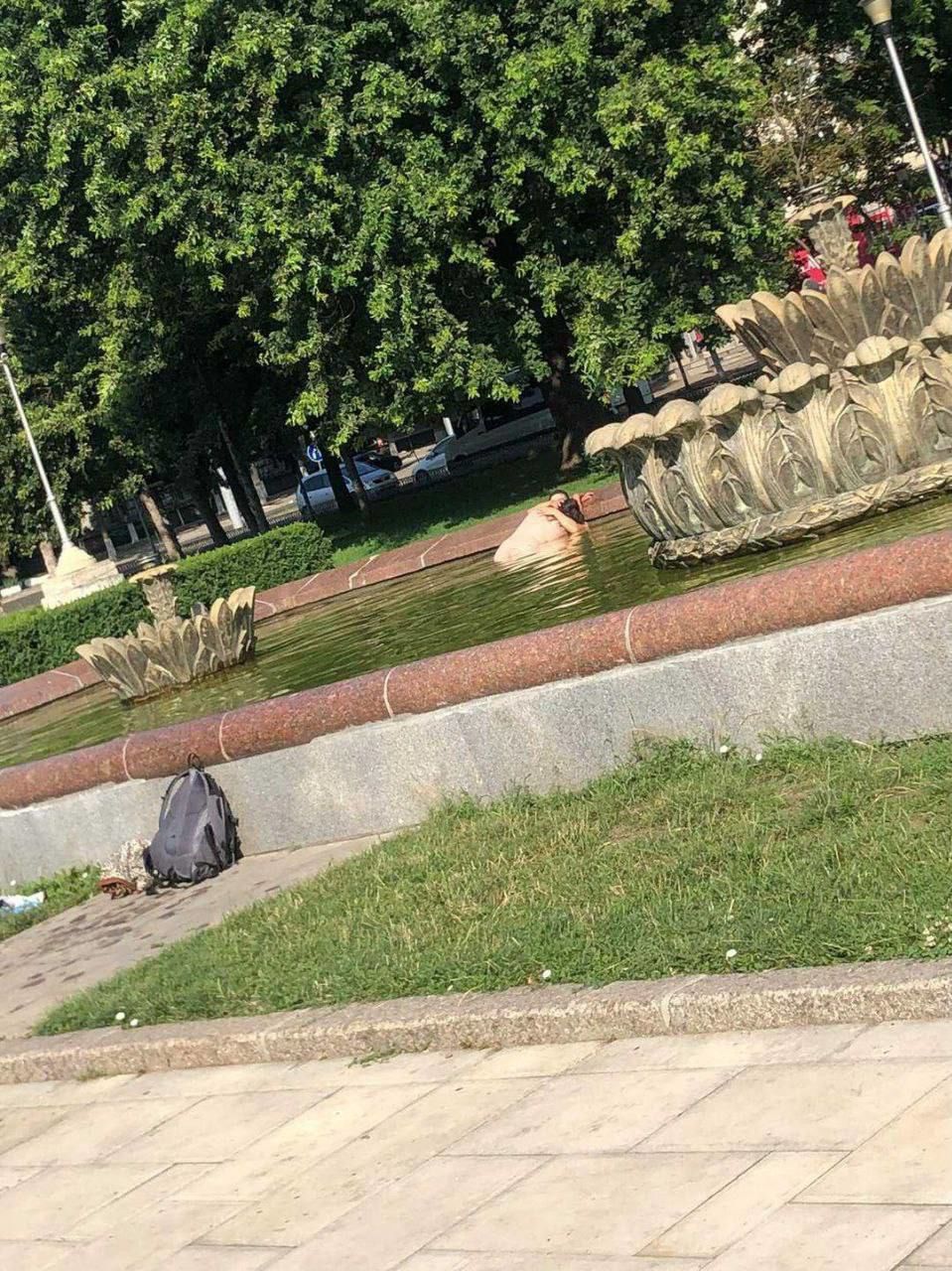 Спасались от жары: голую парочку засняли обнимающимися в столичном фонтане