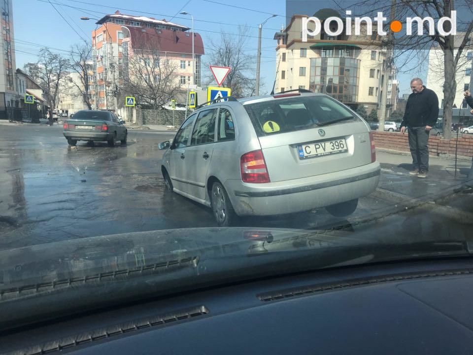 В центре Кишинева  водитель угодил колесом в яму и застрял