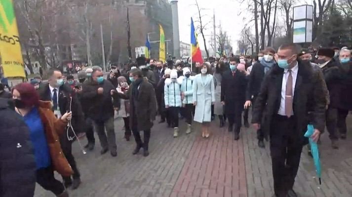На инаугурацию Санду сопровождали охранники с бронированным зонтом