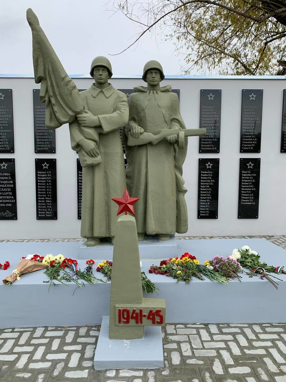 Посольство России помогло жителям Молдовы восстановить мемориал советским воинам
