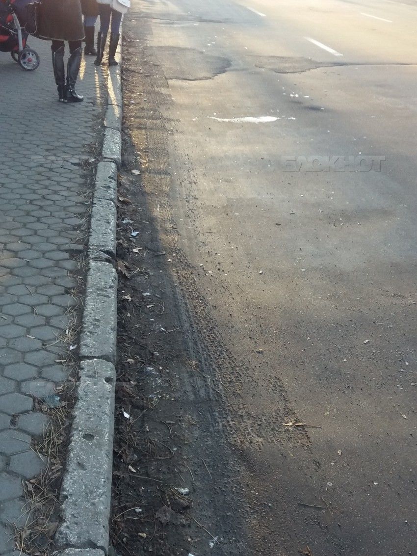На Ботанике дорожники отремонтировали участок дороги, «забыв» про ливневку
