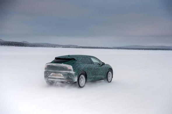 Jaguar испытал электромобиль при температуре −40°С