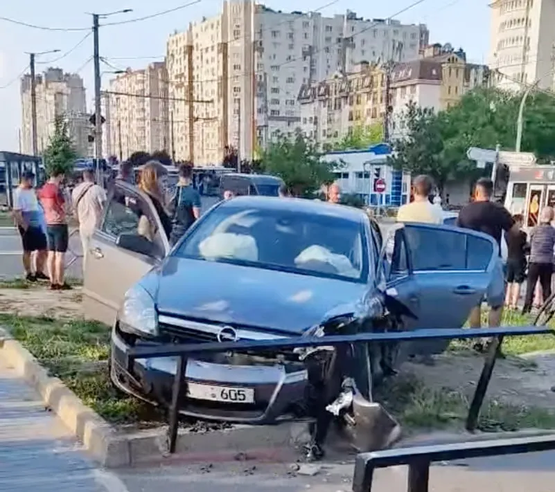 Серьезное ДТП в Кишиневе: одну из машин отбросило на тротуар