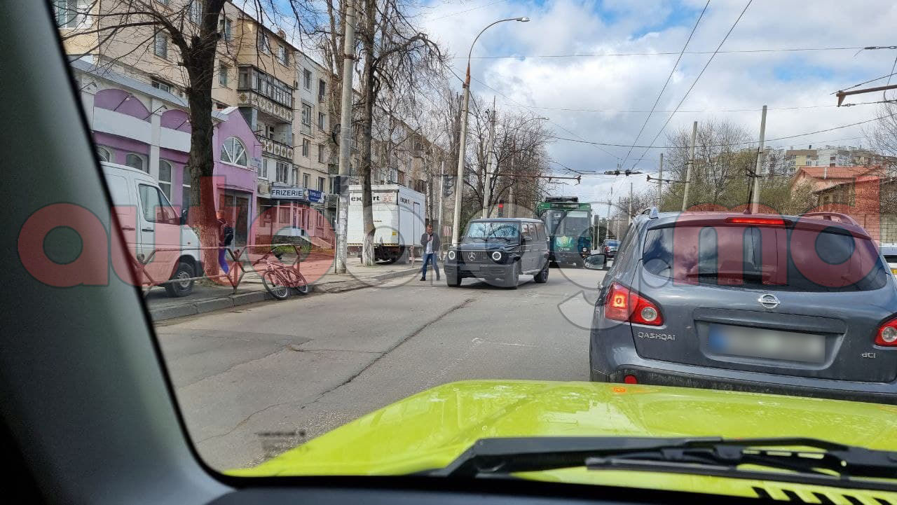 На столичной улице столкнулись велосипед и "Гелик"