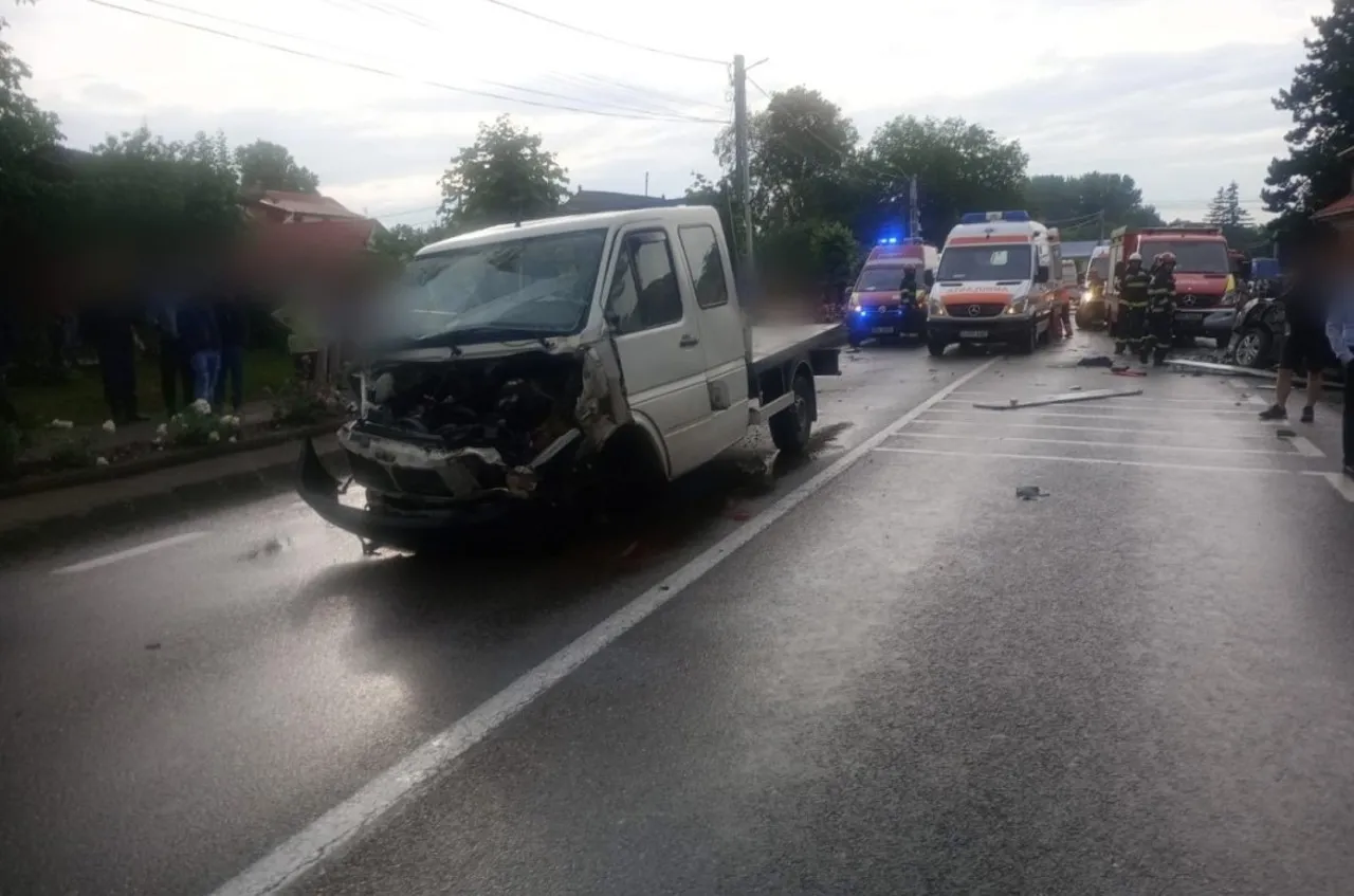 В Сучаве фургон врезался в две машины: 11 человек ранено, включая детей