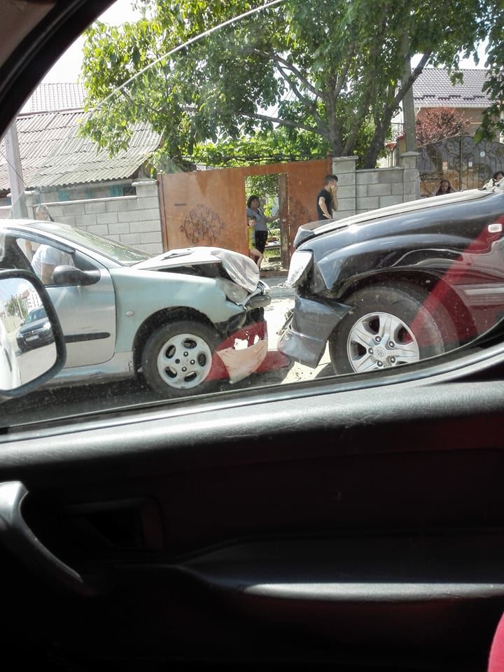 Ciocnire violentă dintre 2 automobile în Durlești: Cauza ar fi gropile de pe drum