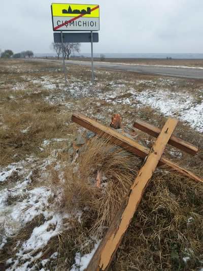 Вандалы срубили поклонный крест при въезде в село Чишмикиой