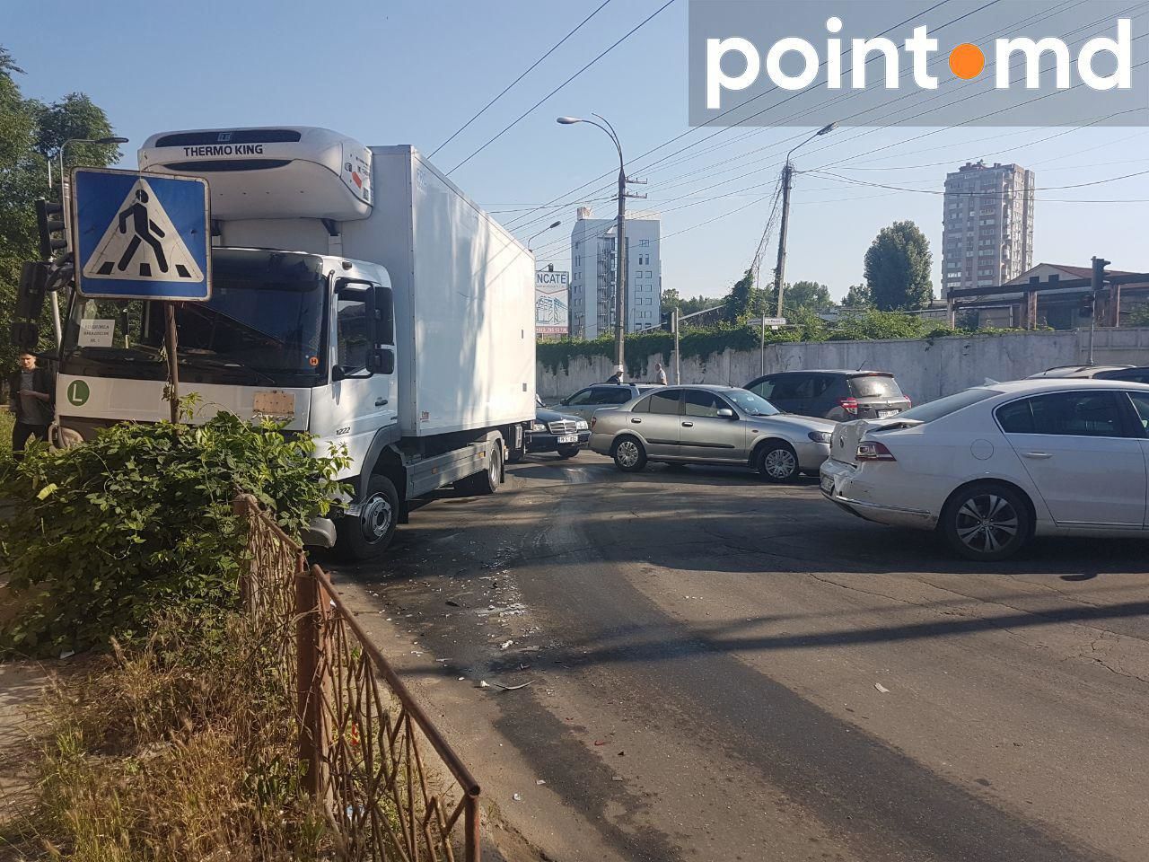 Большие пробки образовались на Рышкановке из-за ДТП с участием грузовика