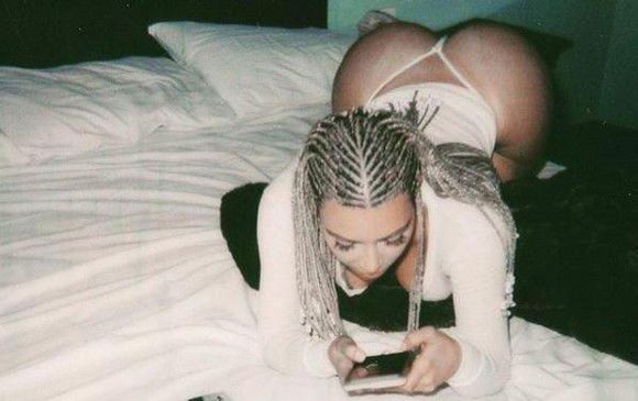 Kim Kardashian a făcut senzaţie: S-a pozat în sânii goi