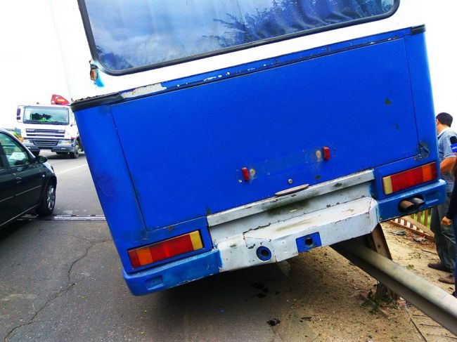 В Сынжере автобус съехал с дороги и повис на ограждении