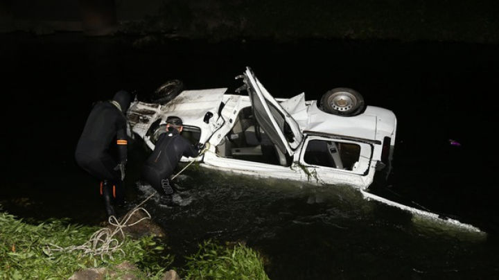 Un microbuz a căzut în râul Dâmboviţa: Trei persoane, printre care o fetiţă de opt ani, au muri