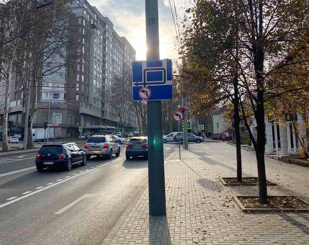 На улице Крянгэ на многих перекрестках запрещен поворот налево