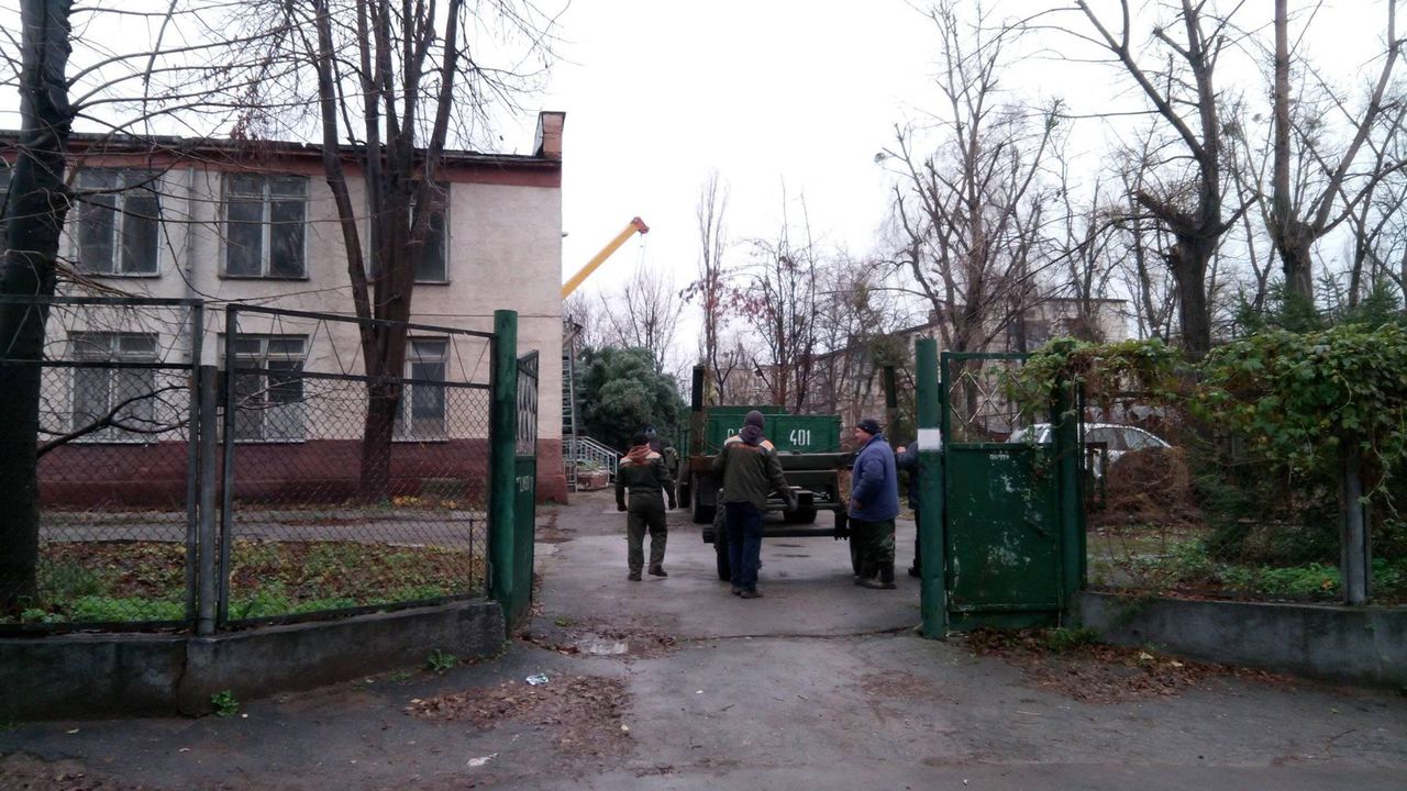 Житель Кишинева возмущен тем, что елку для площади срубили в его дворе