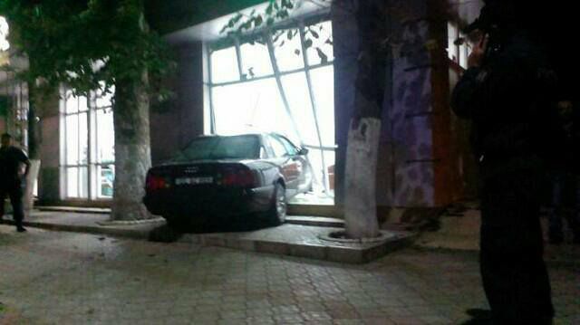 Автомобиль въехал в бельцкую аптеку через витрину
