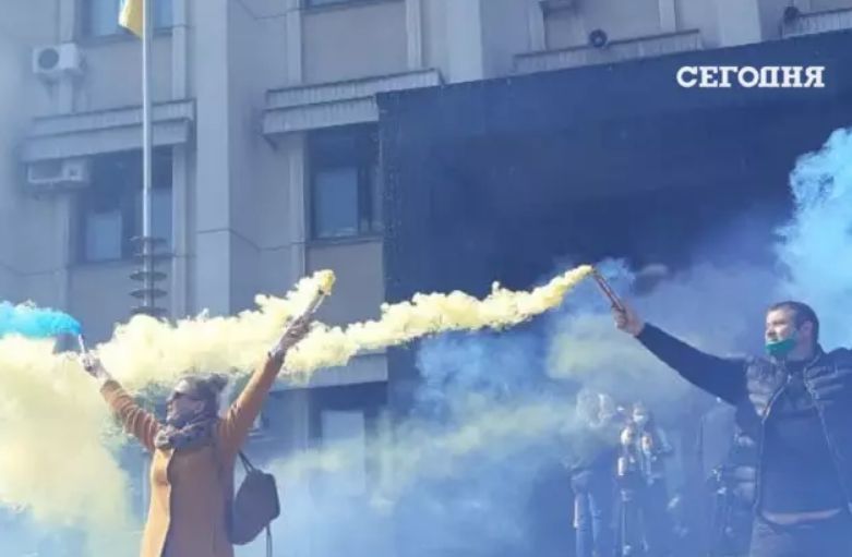 В Одессе снова протестовали предприниматели: под стенами ОГА зажгли фаеры