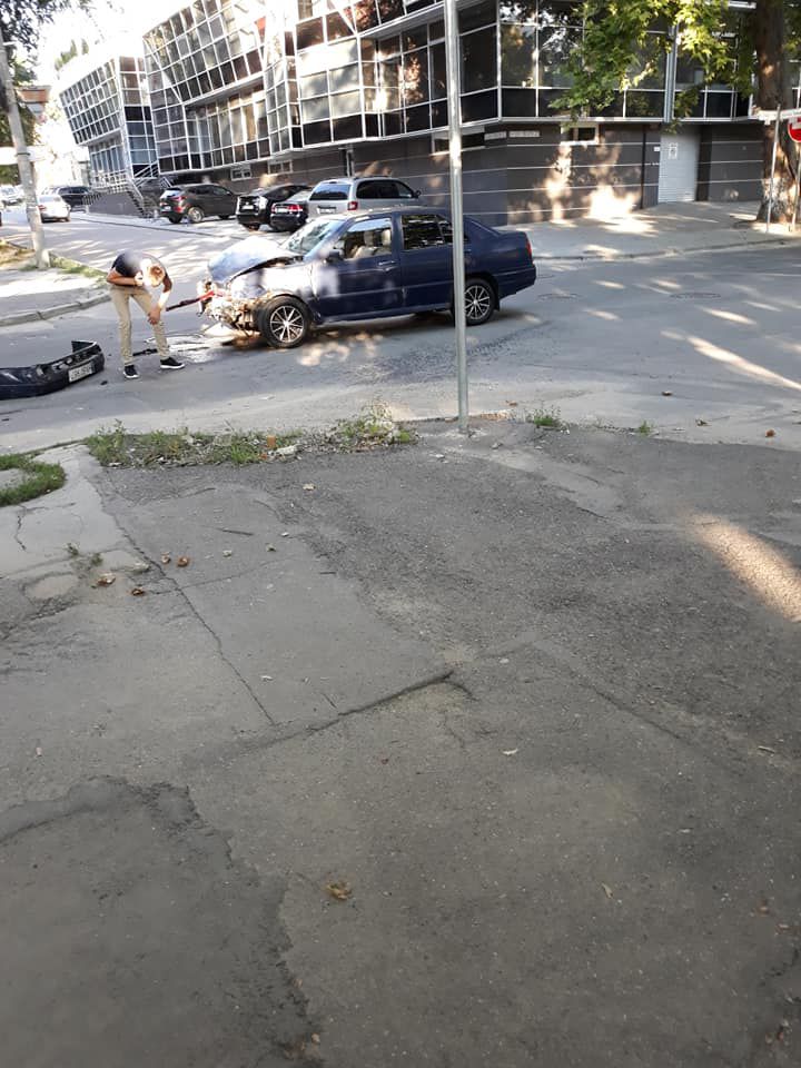 В центре Кишинева столкнулись два автомобиля
