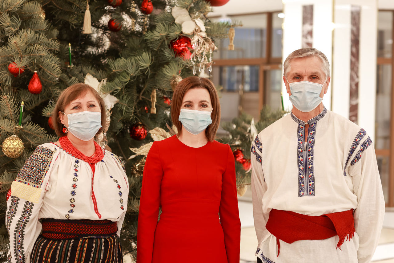 Санду в президентуре украсила с детьми елку, подаренную семьей из Тогатино