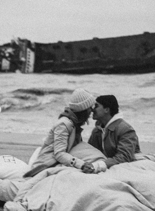 Молодая пара запечатлела историю любви на фоне тонущего в Одессе танкера