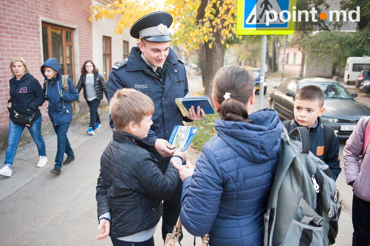 Полиция Кишинева продолжает обучать столичных учеников соблюдать ПДД